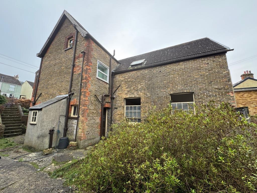 Lot: 163 - DETACHED THREE STOREY PROPERTY FOR TOTAL REFURBISHMENT - Side view of property